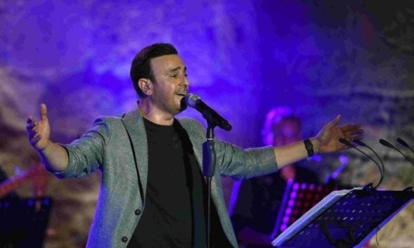 والدة صابر الرباعي تبكي أمامه في مهرجان قرطاج