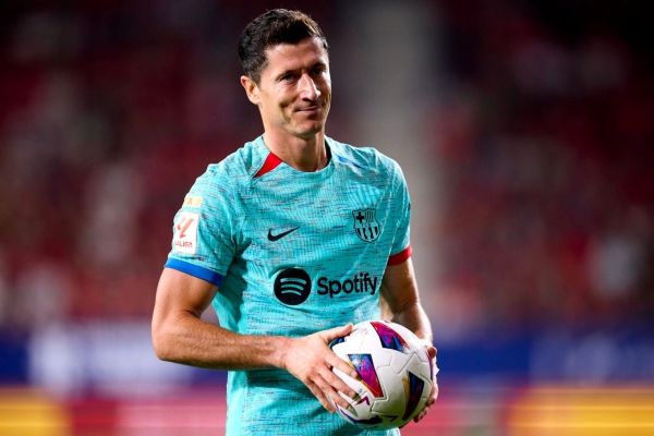 ليفاندوفسكي ينقذ برشلونة من فخ أوساسونا بالدوري الإسباني