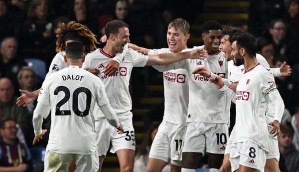 مانشستر يونايتد يستعيد توازنه بفوز صعب على بيرنلي بالدوري الإنجليزي