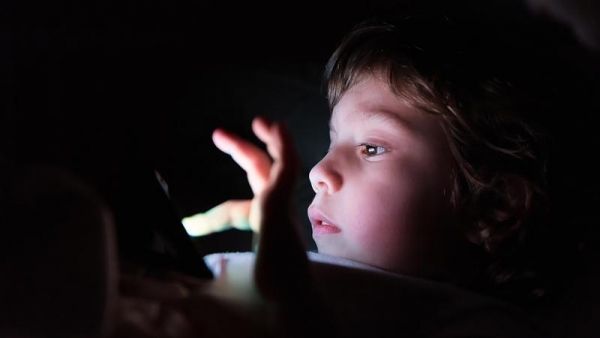 كيف يؤثر السهر المتأخر على أدمغة الصغار؟