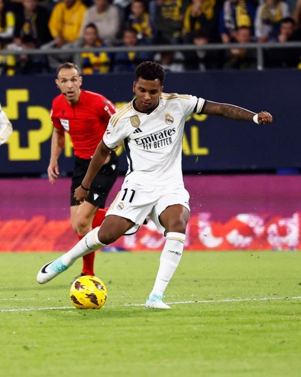 ريال مدريد يتغلب على قادش بثلاثية ويتصدر الدوري الإسباني