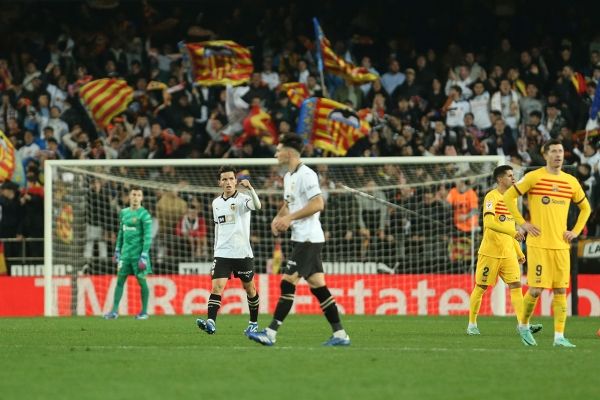 برشلونة يواصل نزيف النقاط ويتعادل مع فالنسيا في الدوري الإسباني