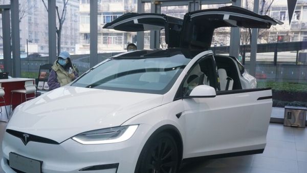 شركة "تسلا" تستدعي 2.2 مليون سيارة