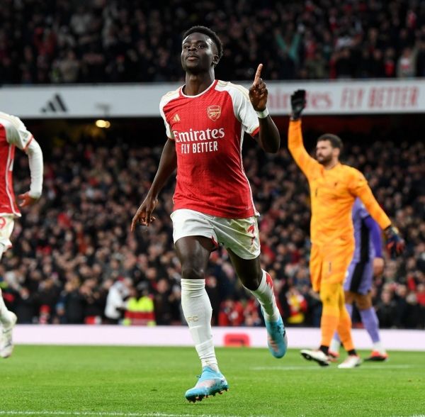 أرسنال يلحق خسارة مؤلمة بليفربول في الدوري الإنجليزي