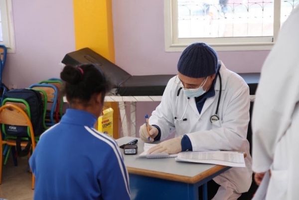 ما أسباب وأعراض الخناق الكاذب لدى الأطفال؟