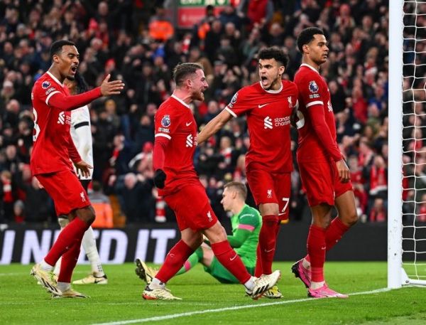 ليفربول يحكم قبضته على صدارة الدوري الإنجليزي برباعية