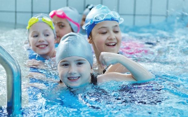 ‫متى يكون ابتلاع الطفل الماءَ أثناء السباحة خطيرا؟