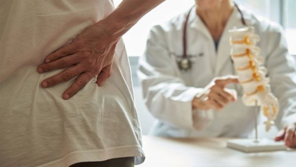 تضيق القناة الشوكية.. الأسباب والأعراض