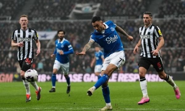 إيفرتون يفرض التعادل على نيوكاسل ونوتينغهام يعبر فولهام في الدوري الإنجليزي