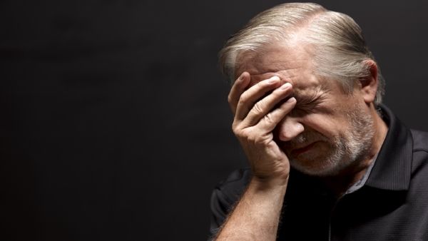 الإنكار العنيد للأخطاء قد يشير إلى ‫الخرف