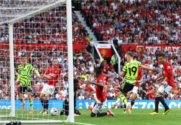 الدوري الإنجليزي.. آرسنال يتغلب على مانشستر يونايتد ويؤجل حسم اللقب