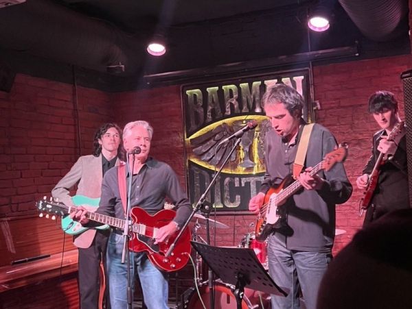 بلينكن يعزف على الغيتار ويغني في حانة بكييف