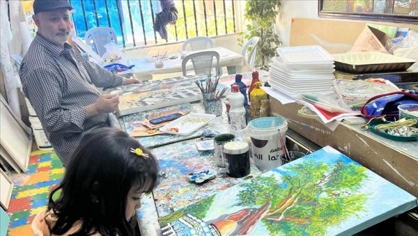 بالرسم.. الأردني ماهر الشعيبي ينشّئ الأطفال على حب فلسطين