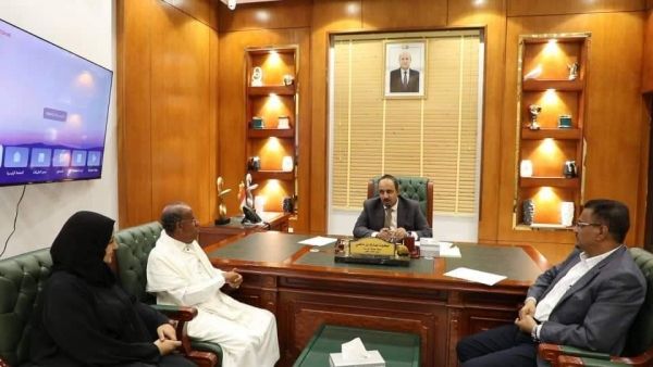 محافظ حضرموت يُشيد بثراء التجربة الشعرية الغنائية للشاعر صالح عبيد باظفاري