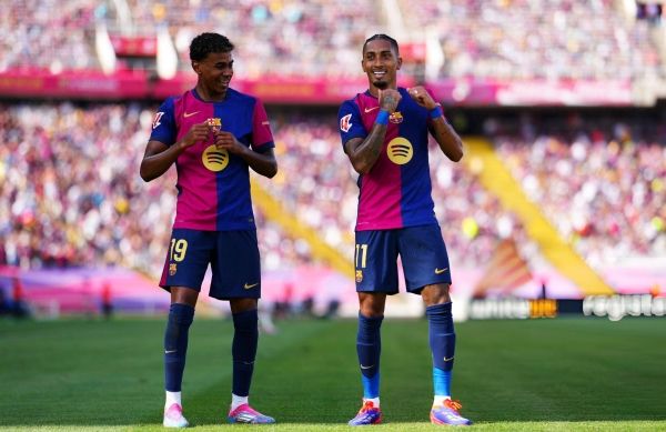 برشلونة يسحق بلد الوليد بسباعية وينفرد بصدارة الدوري الإسباني