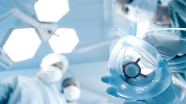 عملية جراحية تاريخية "عابرة للقارات".. 8000 كلم تفصل بين الطبيب والمريض