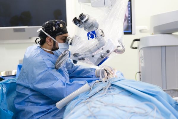 مدينة طبية عمانية تُطلق برنامج زراعة القوقعة والمعينات السمعية العظمية