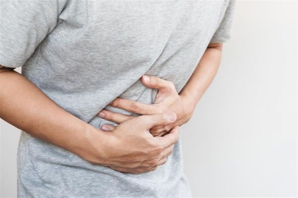 ما أسباب آلام الجزء العلوي من البطن بعد الأكل؟