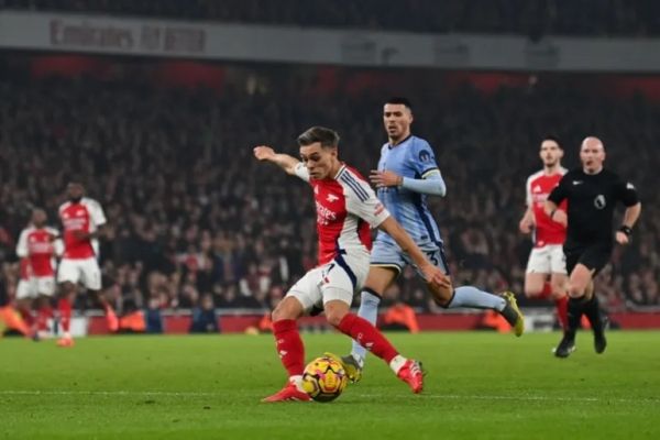 آرسنال يتجاوز توتنهام ويواصل الضغط على ليفربول