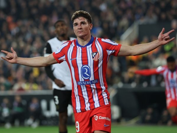 أتلتيكو مدريد يهزم بلنسية بثلاثية ويتصدر الدوري الإسباني مؤقتا