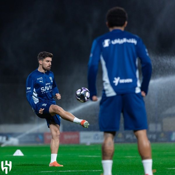 الهلال السعودي يحاول مصالحة جماهيره بقرار استثنائي