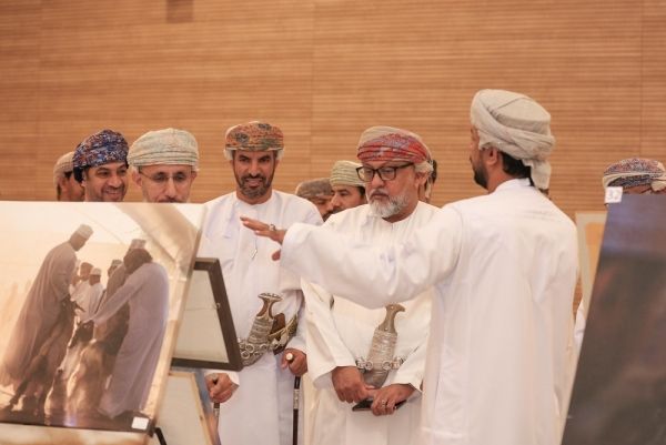 140 عملاً فنيًّا في معرض فنون الرستاق بسلطنة عمان
