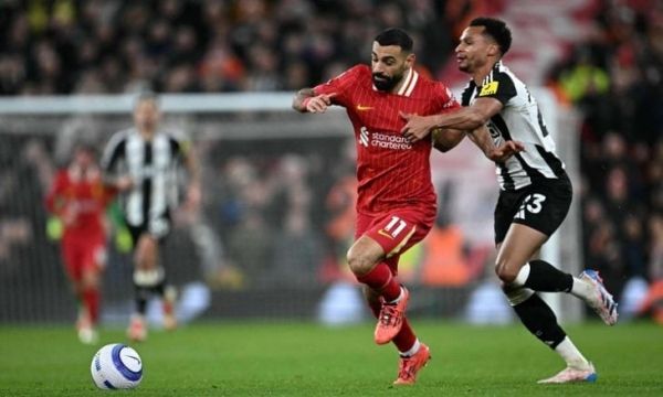 ليفربول يعزز تصدره لقمة الدوري الإنجليزي بثنائية في نيوكاسل