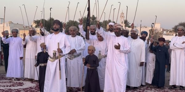 لوحات فنية شعبية تعكس فرحة العيد في سلطنة عمان