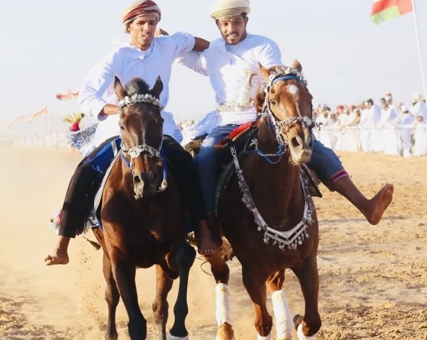 سلطنة عمان تنفذ مهرجان عيد الفطر للفروسية والفنون المغناة بولاية بدية