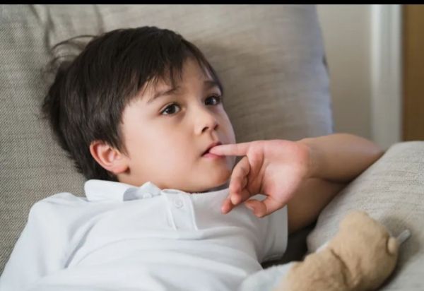 كيف تنقذ طفلك من عادة قضم الأظافر وتخلصه منها؟