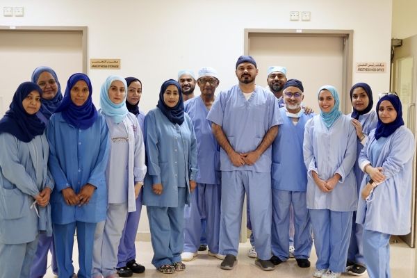 مستشفى عماني يُجري عملية زراعة قوقعة لأصغر طفل في العالم