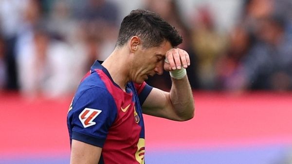 برشلونة يكشف تفاصيل إصابة لاعبه ليفاندوفسكي