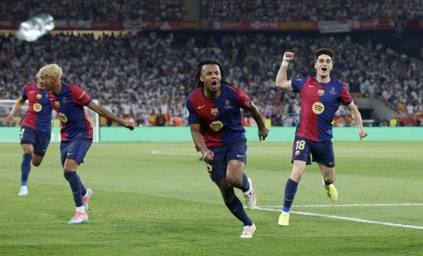 برشلونة يتوج بكأس ملك إسبانيا بعد فوز ماراثوني على ريال مدريد