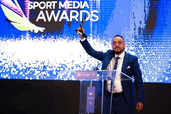 عصام الكمالي يُهدي اليمن أول تتويج عالمي في جوائز الصحافة الرياضية