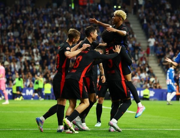 برشلونة يفوز على إسبانيول ويتوج بطلا للدوري الإسباني للمرة الـ28 في تاريخه