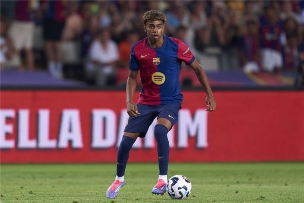 يامال يجدد عقده مع برشلونة حتى عام 2031