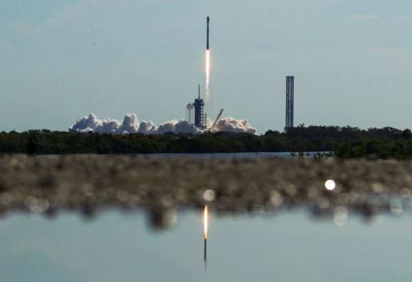 سبيس إكس تُرسل 27 قمرًا صناعيًا جديدًا من "ستارلينك" إلى الفضاء