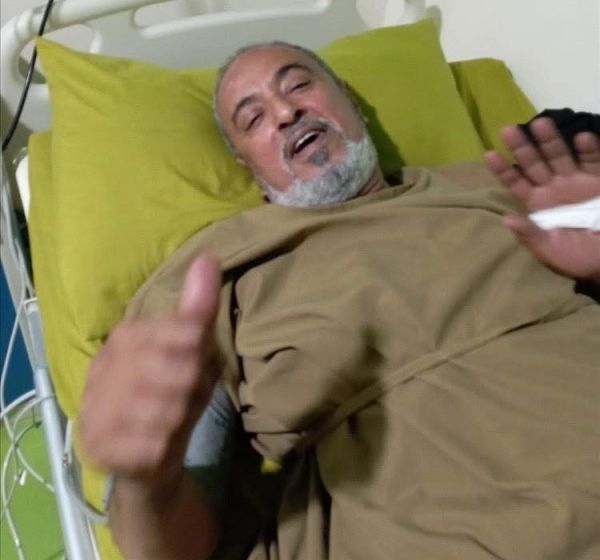 قاسم عمر.. نجم المسرح اليمني يُصارع المرض في صمت بعد أن فقد بصره