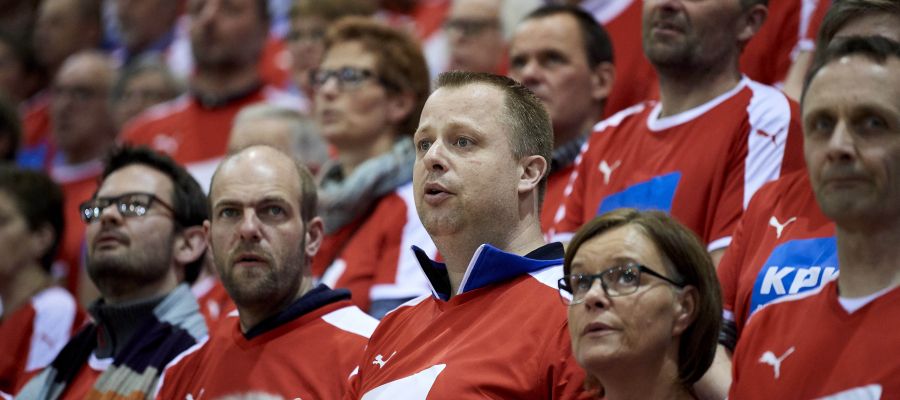 التشيكيون يطالبون بتغيير نشيدهم المكوّن من بيتٍ شعريٍ يتيم!! 10 حقائق مثيرة عن الأناشيد الوطنية