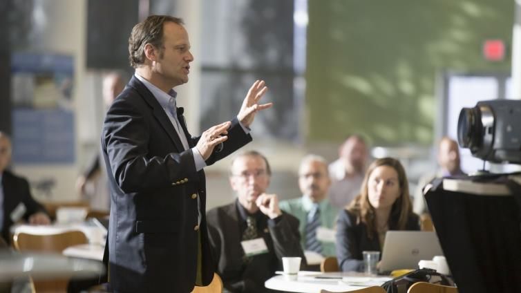 "أن تفتي في كل شيء".. كيف نتوهم أننا نعرف؟