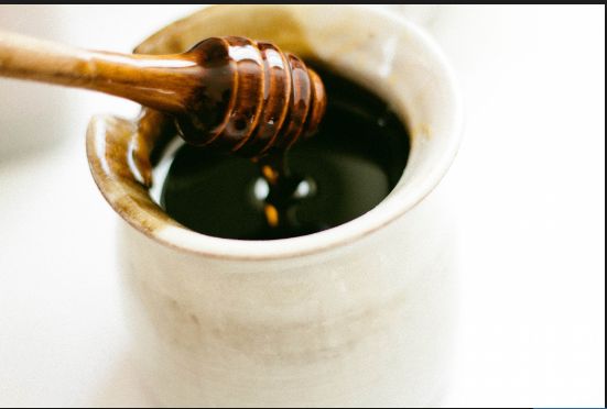 يواجهون من أجله الموت واللدغات القاتلة.. هل سمعت من قبل عن «عسل الهلاوس»؟