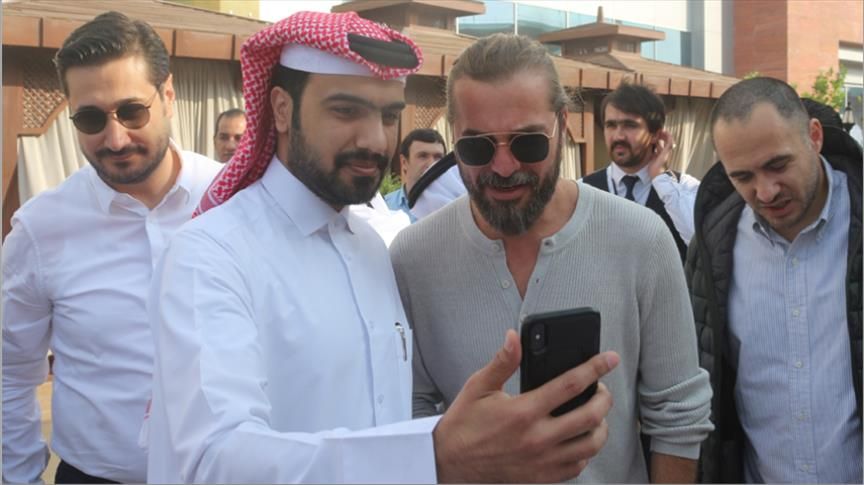 "أرطغرل" يكتشف الصحراء ويركب الجمال خلال زيارته لقطر