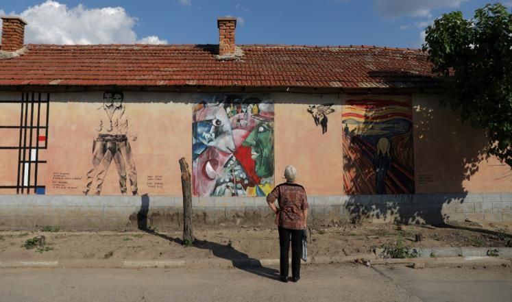 لوحات متحف نيويورك تحول قرية بلغارية لمعرض مفتوح