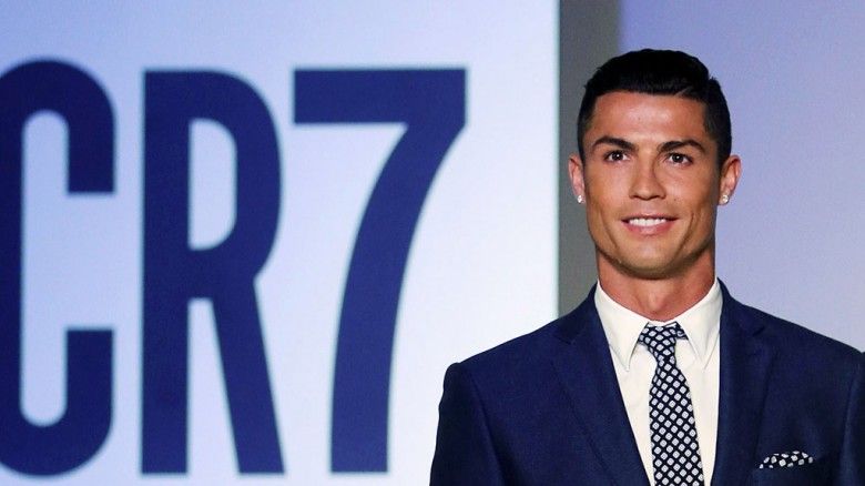 تغريدة غريبة لوالدة رونالدو عن ابنها تثير السخرية بمواقع التواصل