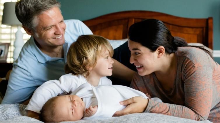 وهم الحرية.. كيف تتلاعب الرأسمالية بقرار إنجابك للأطفال؟