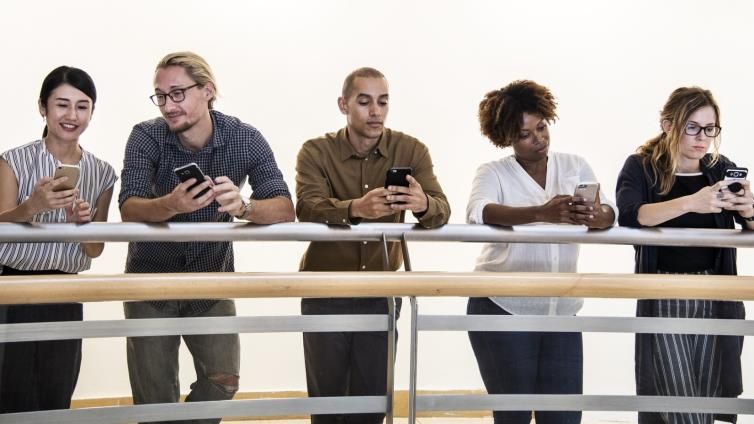 خديعة مواقع التواصل.. هل يحولنا الإنترنت إلى بلهاء؟