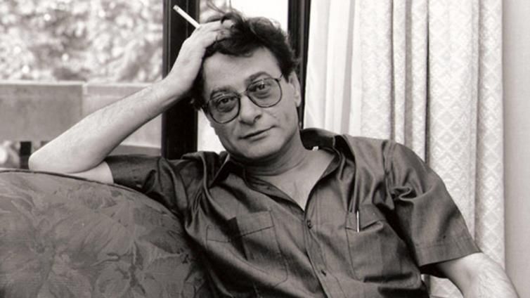 كانت طقسا دينيا وأغرم بها المثقفون والفنانون.. القصة التي لا تعرفها عن السيجارة