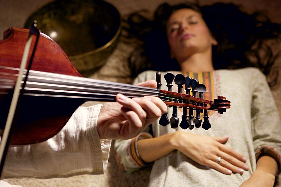 علميا.. الموسيقى في مكان العمل تحمي من الاكتئاب