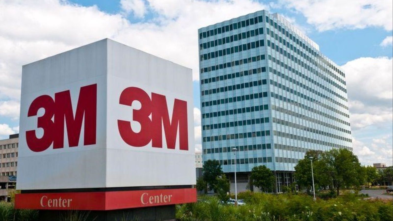 "مغامرة رابحة".. شركات جازفت بتغيير مجالها فأبهرت العالم