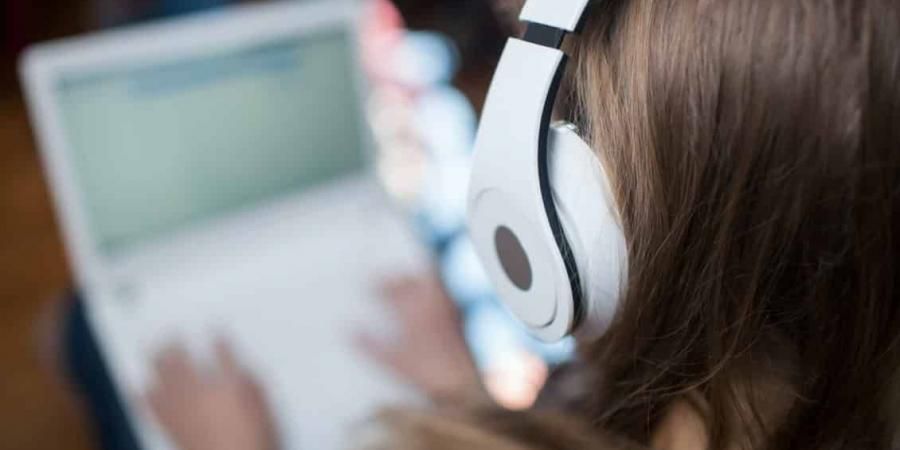 هل يكفي وضع شريط لاصق على كاميرا الكمبيوتر المحمول لحمايتك من التجسس